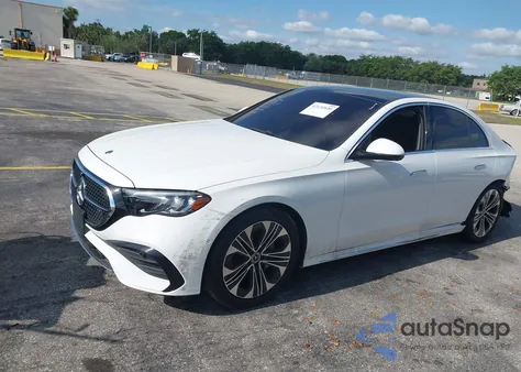 2025 Mercedes-Benz E 350 z USA, uszkodzony, nr VIN W1KLF4HBXSA090480